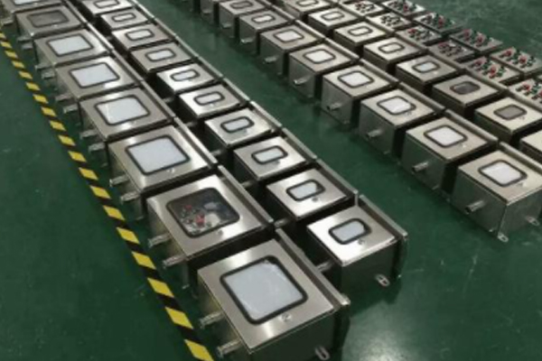 三防不銹鋼防爆配電箱，煉化廠用防爆控制箱，化工現(xiàn)場防爆不銹鋼配電箱，防爆蝶閥控制箱，油庫房防爆防腐配電箱，鍋爐房防爆配電箱，天燃氣艙防爆控制箱